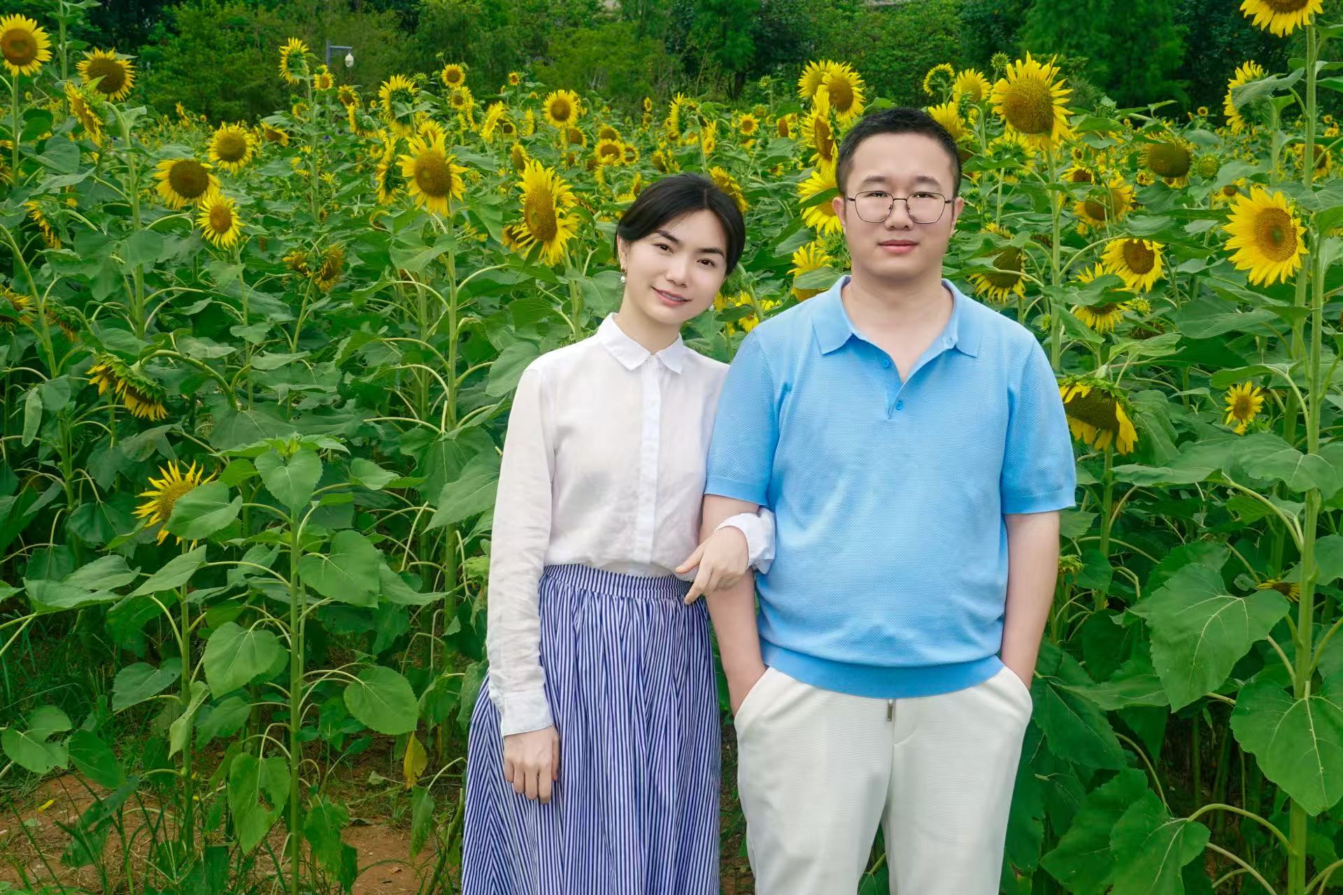 The founders of FLORAFLY in a sunflower field